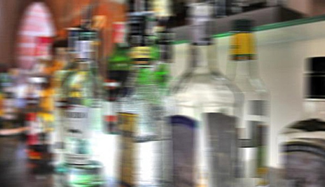 O 2 zł od stycznia wzrośnie cena butelki wódki - prognozuje przemysł spirytusowy. To skutek podniesienia od nowego roku akcyzy na alkohole mocne o 15 procent.