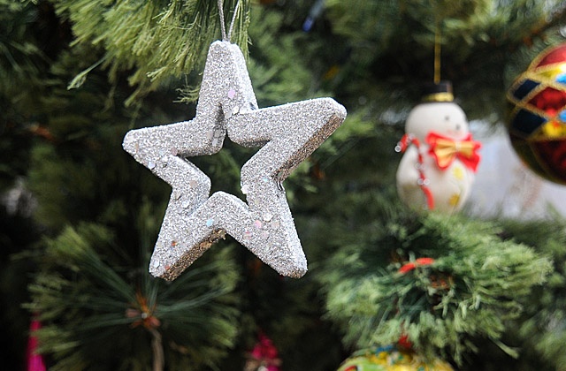 Prawie 14,5 mld zł wydadzą w sumie Polacy na tegoroczne święta Bożego Narodzenia. Na ich przygotowanie polska rodzina przeznaczy średnio tysiąc złotych - tak wynika z najnowszego raportu firmy doradczej KPMG.