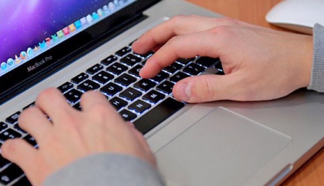 Co drugi z nas dostanie świąteczny prezent kupiony w internecie. Będą to głównie książki, kosmetyki i elektronika - tak wynika z danych jednego z portali aukcyjnych.