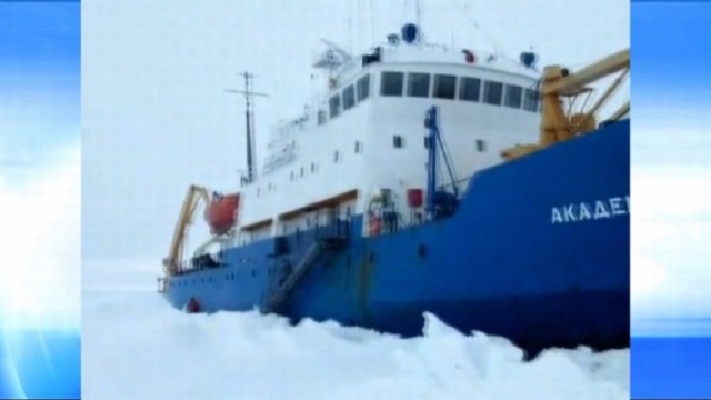 74-osobowa załoga rosyjskiego statku badawczego Akademik Szokalski uwięziona w lodach Antarktydy. Szef ekspedycji wysłał sygnał alarmowy. Udało mu się też przesłać nagranie z pokładu zakleszczonej w lodzie jednostki.