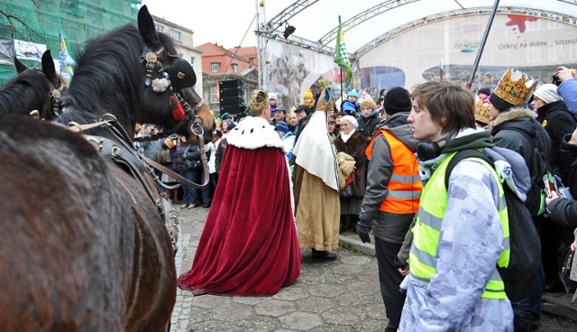 Ponad trzy tysiące mieszkańców przeszło w poniedziałek ulicami Szczecina w Orszaku Trzech Króli. Fot. Łukasz Szełemej [Radio Szczecin] Tłumy szczecinian na królewskim orszaku [DUŻO ZDJĘĆ, WIDEO]