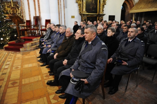 Na pogrzeb do Kamienia przyjechali m.in. minister spraw wewnętrznych Bartłomiej Sienkiewicz i komendant główny policji nadinspektor Marek Działoszyński. Fot. Łukasz Szełemej [Radio Szczecin] Kamień pożegnał tragicznie zmarłych w wypadku [NOWE, WIDEO, ZDJĘCIA]