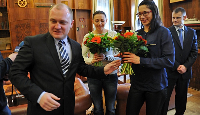 Monika Stachowska oraz Małgorzata Stasiak z Pogoni Baltica Szczecin i reprezentacji Polski zostały nagrodzone za występy w Mistrzostwach Świata przez prezydenta Szczecina Piotr Krzystka. Fot. Łukasz Szełemej [Radio Szczecin] To był najlepszy wynik w historii. Prezydent docenił piłkarki ze Szczecina [ZDJĘCIA]