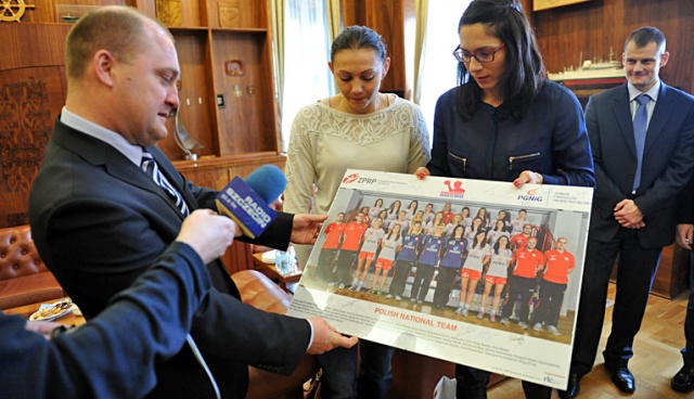 Monika Stachowska oraz Małgorzata Stasiak z Pogoni Baltica Szczecin i reprezentacji Polski zostały nagrodzone za występy w Mistrzostwach Świata przez prezydenta Szczecina Piotr Krzystka. Fot. Łukasz Szełemej [Radio Szczecin] To był najlepszy wynik w historii. Prezydent docenił piłkarki ze Szczecina [ZDJĘCIA]