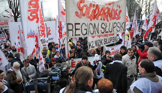 Ponad 300 związkowców z "Solidarności" demonstrowało we wtorek przed urzędem wojewódzkim na Wałach Chrobrego w Szczecinie. Fot. Łukasz Szełemej [Radio Szczecin] Związkowcy przed siedzibą wojewody: "Dajcie nam emeryturę godną, a nie głodną" [ZDJĘCIA, WIDEO]