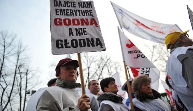 Ponad 300 związkowców z "Solidarności" demonstrowało we wtorek przed urzędem wojewódzkim na Wałach Chrobrego w Szczecinie. Fot. Łukasz Szełemej [Radio Szczecin] Związkowcy przed siedzibą wojewody: "Dajcie nam emeryturę godną, a nie głodną" [ZDJĘCIA, WIDEO]