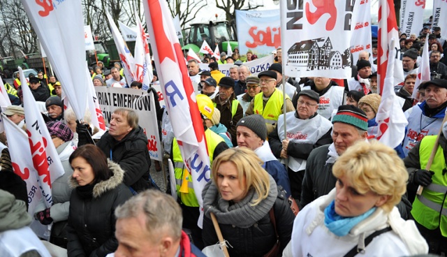 Ponad 300 związkowców z "Solidarności" demonstrowało we wtorek przed urzędem wojewódzkim na Wałach Chrobrego w Szczecinie. Fot. Łukasz Szełemej [Radio Szczecin] Związkowcy przed siedzibą wojewody: "Dajcie nam emeryturę godną, a nie głodną" [ZDJĘCIA, WIDEO]