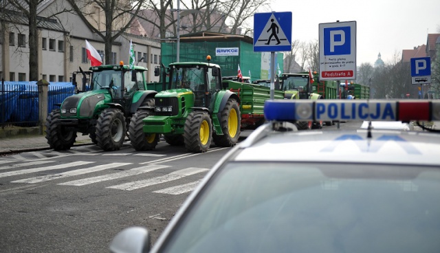 Ponad 300 związkowców z "Solidarności" demonstrowało we wtorek przed urzędem wojewódzkim na Wałach Chrobrego w Szczecinie. Fot. Łukasz Szełemej [Radio Szczecin] Związkowcy przed siedzibą wojewody: "Dajcie nam emeryturę godną, a nie głodną" [ZDJĘCIA, WIDEO]