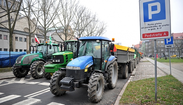 Przez najbliższe 10 dni traktory będą stały zaparkowane na Wałach Chrobrego, a rolnicy zostaną w siedzibie szczecińskiego oddziału Agencji Nieruchomości Rolnych. Fot. Łukasz Szełemej [Radio Szczecin] Rolnicy zdecydowali: Blokady ulic nie będzie, ale ciągniki zostają na Wałach Chrobrego [ZDJĘCIA]