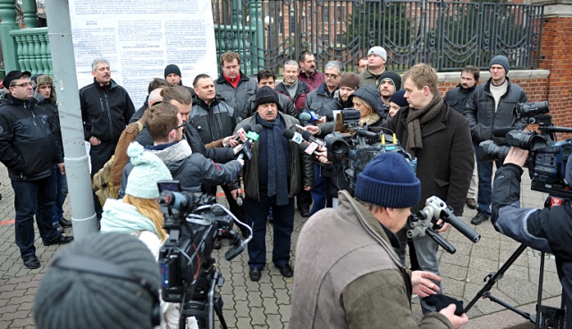 Przez najbliższe 10 dni traktory będą stały zaparkowane na Wałach Chrobrego, a rolnicy zostaną w siedzibie szczecińskiego oddziału Agencji Nieruchomości Rolnych. Fot. Łukasz Szełemej [Radio Szczecin] Rolnicy zdecydowali: Blokady ulic nie będzie, ale ciągniki zostają na Wałach Chrobrego [ZDJĘCIA]