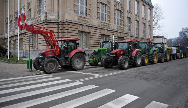 Przez najbliższe 10 dni traktory będą stały zaparkowane na Wałach Chrobrego, a rolnicy zostaną w siedzibie szczecińskiego oddziału Agencji Nieruchomości Rolnych. Fot. Łukasz Szełemej [Radio Szczecin] Rolnicy zdecydowali: Blokady ulic nie będzie, ale ciągniki zostają na Wałach Chrobrego [ZDJĘCIA]