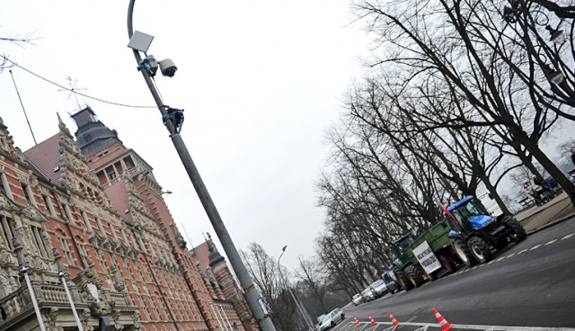 Przez najbliższe 10 dni traktory będą stały zaparkowane na Wałach Chrobrego, a rolnicy zostaną w siedzibie szczecińskiego oddziału Agencji Nieruchomości Rolnych. Fot. Łukasz Szełemej [Radio Szczecin] Rolnicy zdecydowali: Blokady ulic nie będzie, ale ciągniki zostają na Wałach Chrobrego [ZDJĘCIA]