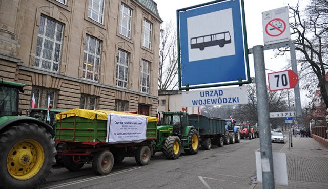 Przez najbliższe 10 dni traktory będą stały zaparkowane na Wałach Chrobrego, a rolnicy zostaną w siedzibie szczecińskiego oddziału Agencji Nieruchomości Rolnych. Fot. Łukasz Szełemej [Radio Szczecin] Rolnicy zdecydowali: Blokady ulic nie będzie, ale ciągniki zostają na Wałach Chrobrego [ZDJĘCIA]