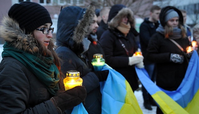 Trzymali zdjęcia ofiar zamieszek w Kijowie i śpiewali hymn Ukrainy - ukraińscy i białoruscy studenci ze Szczecina uczcili pamięć poległych podczas antyrządowych demonstracji w Kijowie. Fot. Łukasz Szełemej [Radio Szczecin] Ukraińscy studenci w Szczecinie: "Tam giną nasi koledzy" [ZDJĘCIA]