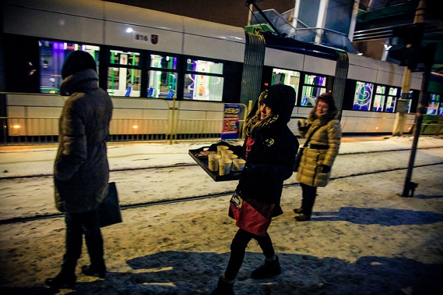 W środę Radio Szczecin częstuje wszystkich przechodniów kawą o smaku orzechowym na Basenie Górniczym. Fot. Paweł Płocharski [Radio Szczecin] Kawa od Radia Szczecin na Basenie Górniczym [ZDJĘCIA]