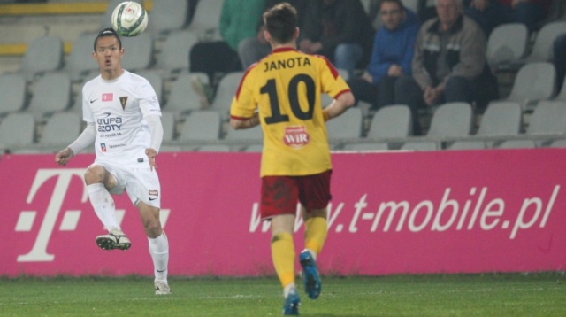 Piłkarze Pogoni Szczecin zremisowali w piątek z Koroną w Kielcach 2:2 w kolejnym meczu ekstraklasy. Fot. T-Mobile Ekstraklasa/x-news Pogoń wciąż niepokonana. Czapki z głów przed Robakiem [ZDJĘCIA, WIDEO]