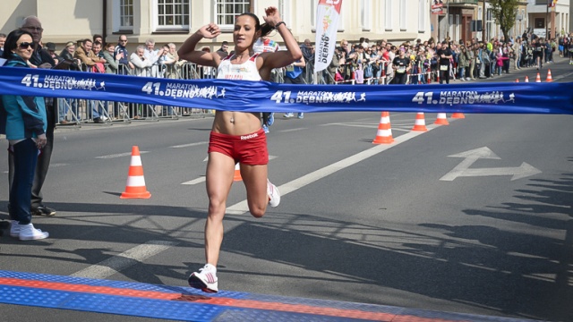 Wśród pań najlepsza była Arleta Meloch z Grudziądza. Fot. Jarosław Gaszyński [Radio Szczecin] Maraton w Dębnie. Jest nowy rekord i rekordowa liczba biegaczy [ZDJĘCIA, WIDEO]