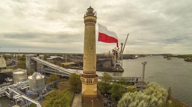 Ma 50 metrów długości, a do jej uszycia użyto 300 metrów kwadratowych materiału - to gigantyczna biało-czerwona flaga, która w piątek zawisła na latarni morskiej w Świnoujściu. Fot. Paweł Płocharski [Radio Szczecin] Gigantyczna biało-czerwona zawisła na latarni morskiej w Świnoujściu [ZDJĘCIA, WIDEO]