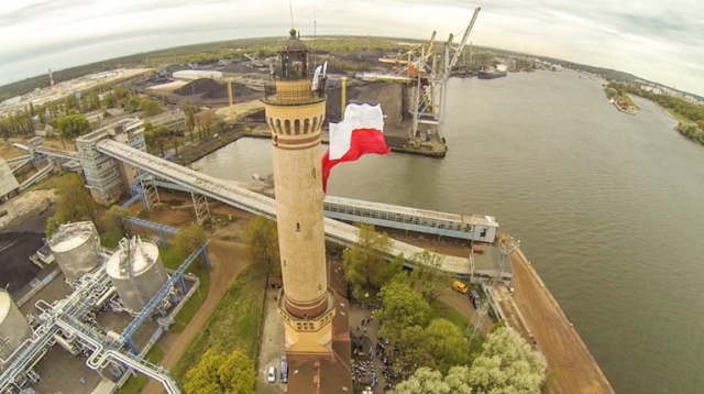 Ma 50 metrów długości, a do jej uszycia użyto 300 metrów kwadratowych materiału - to gigantyczna biało-czerwona flaga, która w piątek zawisła na latarni morskiej w Świnoujściu. Fot. Paweł Płocharski [Radio Szczecin] Gigantyczna biało-czerwona zawisła na latarni morskiej w Świnoujściu [ZDJĘCIA, WIDEO]