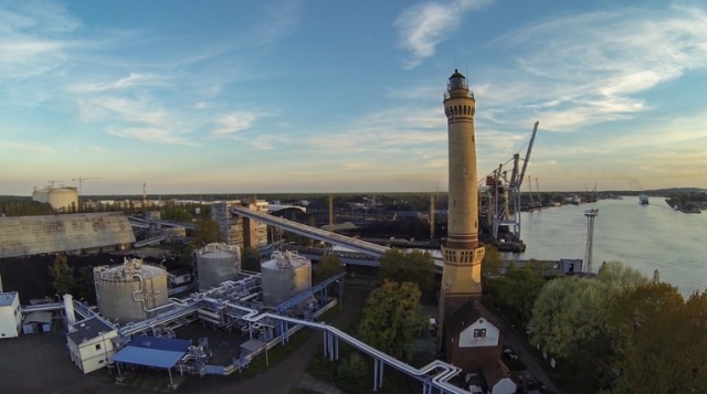 Fot. Paweł Płocharski [Radio Szczecin] Gigantyczna biało-czerwona zawisła na latarni morskiej w Świnoujściu [ZDJĘCIA, WIDEO]