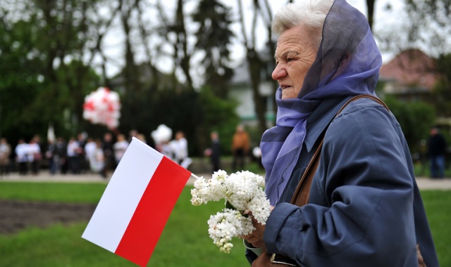 Święto Flagi Narodowej uczcili mieszkańcy, którzy przyszli w piątek w południe na Jasne Błonia w Szczecinie. Fot. Łukasz Szełemej [Radio Szczecin] Patriotycznie na Błoniach. Szczecinianie uczcili Dzień Flagi [ZDJĘCIA]