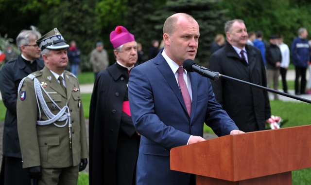 Święto Flagi Narodowej uczcili mieszkańcy, którzy przyszli w piątek w południe na Jasne Błonia w Szczecinie. Fot. Łukasz Szełemej [Radio Szczecin] Patriotycznie na Błoniach. Szczecinianie uczcili Dzień Flagi [ZDJĘCIA]