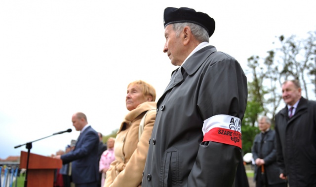 Święto Flagi Narodowej uczcili mieszkańcy, którzy przyszli w piątek w południe na Jasne Błonia w Szczecinie. Fot. Łukasz Szełemej [Radio Szczecin] Patriotycznie na Błoniach. Szczecinianie uczcili Dzień Flagi [ZDJĘCIA]