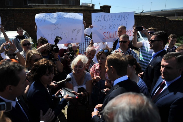 Kilkanaście osób, wśród nich szef zachodniopomorskiej "Solidarności" Mieczysław Jurek oraz były senator PO Krzysztof Zaremba, czekało na Donalda Tuska na szczecińskiej Łasztowni. Fot. Łukasz Szełemej [Radio Szczecin] Tusk chwali się. Związkowcy zapraszają premiera do stoczni [ZDJĘCIA, WIDEO]