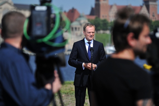 Donald Tusk odwiedza Szczecin w przedwyborczym tournée. Fot. Łukasz Szełemej [Radio Szczecin] Tusk chwali się. Związkowcy zapraszają premiera do stoczni [ZDJĘCIA, WIDEO]