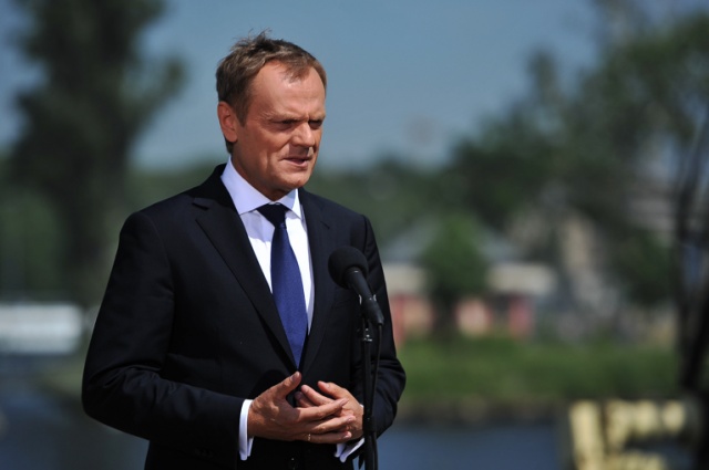 Donald Tusk odwiedza Szczecin w przedwyborczym tournée. Fot. Łukasz Szełemej [Radio Szczecin] Tusk chwali się. Związkowcy zapraszają premiera do stoczni [ZDJĘCIA, WIDEO]