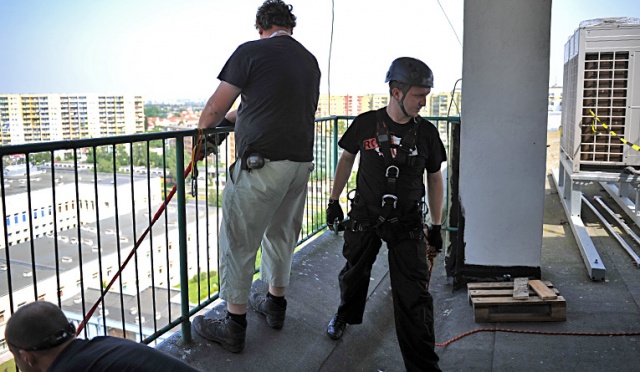 49-letni profesor ekonomii ze Szczecina, Piotr Niedzielski, przypięty specjalnymi linami skoczył z ósmego piętra budynku Uniwersytetu Szczecińskiego przy ulicy Cukrowej. Fot. Łukasz Szełemej [Radio Szczecin] Jak dziekan zaimponował swoim studentom? [ZDJĘCIA, WIDEO]