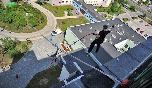 49-letni profesor ekonomii ze Szczecina, Piotr Niedzielski, przypięty specjalnymi linami skoczył z ósmego piętra budynku Uniwersytetu Szczecińskiego przy ulicy Cukrowej. Fot. Łukasz Szełemej [Radio Szczecin] Jak dziekan zaimponował swoim studentom? [ZDJĘCIA, WIDEO]