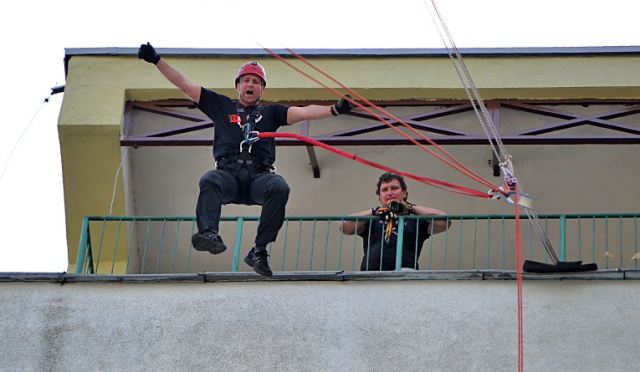 49-letni profesor ekonomii ze Szczecina, Piotr Niedzielski, przypięty specjalnymi linami skoczył z ósmego piętra budynku Uniwersytetu Szczecińskiego przy ulicy Cukrowej. Fot. Łukasz Szełemej [Radio Szczecin] Jak dziekan zaimponował swoim studentom? [ZDJĘCIA, WIDEO]