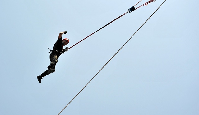 49-letni profesor ekonomii ze Szczecina, Piotr Niedzielski, przypięty specjalnymi linami skoczył z ósmego piętra budynku Uniwersytetu Szczecińskiego przy ulicy Cukrowej. Fot. Łukasz Szełemej [Radio Szczecin] Jak dziekan zaimponował swoim studentom? [ZDJĘCIA, WIDEO]