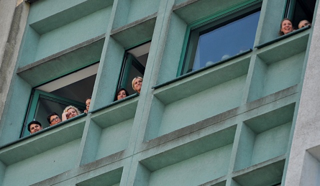 49-letni profesor ekonomii ze Szczecina, Piotr Niedzielski, przypięty specjalnymi linami skoczył z ósmego piętra budynku Uniwersytetu Szczecińskiego przy ulicy Cukrowej. Fot. Łukasz Szełemej [Radio Szczecin] Jak dziekan zaimponował swoim studentom? [ZDJĘCIA, WIDEO]