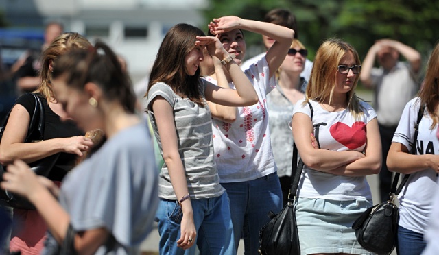 49-letni profesor ekonomii ze Szczecina, Piotr Niedzielski, przypięty specjalnymi linami skoczył z ósmego piętra budynku Uniwersytetu Szczecińskiego przy ulicy Cukrowej. Fot. Łukasz Szełemej [Radio Szczecin] Jak dziekan zaimponował swoim studentom? [ZDJĘCIA, WIDEO]