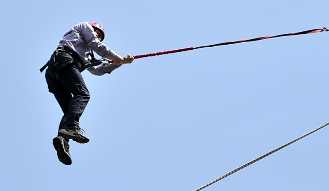 49-letni profesor ekonomii ze Szczecina, Piotr Niedzielski, przypięty specjalnymi linami skoczył z ósmego piętra budynku Uniwersytetu Szczecińskiego przy ulicy Cukrowej. Fot. Łukasz Szełemej [Radio Szczecin] Jak dziekan zaimponował swoim studentom? [ZDJĘCIA, WIDEO]