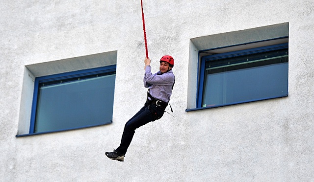 49-letni profesor ekonomii ze Szczecina, Piotr Niedzielski, przypięty specjalnymi linami skoczył z ósmego piętra budynku Uniwersytetu Szczecińskiego przy ulicy Cukrowej. Fot. Łukasz Szełemej [Radio Szczecin] Jak dziekan zaimponował swoim studentom? [ZDJĘCIA, WIDEO]