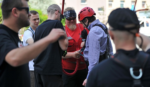 49-letni profesor ekonomii ze Szczecina, Piotr Niedzielski, przypięty specjalnymi linami skoczył z ósmego piętra budynku Uniwersytetu Szczecińskiego przy ulicy Cukrowej. Fot. Łukasz Szełemej [Radio Szczecin] Jak dziekan zaimponował swoim studentom? [ZDJĘCIA, WIDEO]
