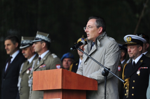 Były odznaczenia za pełnioną służbę, wojskowa defilada i przelot samolotów. Tak wyglądały obchody Dnia Weterana, które w czwartek odbyły się w Szczecinie. Fot. Łukasz Szełemej [Radio Szczecin] Szacunek i wsparcie dla weteranów. Święto na Jasnych Błoniach [ZDJĘCIA, WIDEO]