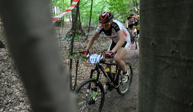 Prawie dwustu cyklistów ścigało się w Puszczy Bukowej w zawodach w kolarstwie górskim. W Gryf Maratonie uczestnicy rywalizowali na dystansach 13, 37 i 74 kilometrów. Fot. Łukasz Szełemej [Radio Szczecin] "To wyzwanie nawet dla zawodowców" [ZDJĘCIA]