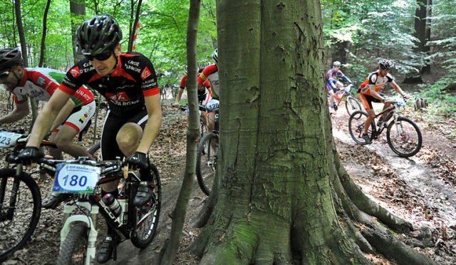 Prawie dwustu cyklistów ścigało się w Puszczy Bukowej w zawodach w kolarstwie górskim. W Gryf Maratonie uczestnicy rywalizowali na dystansach 13, 37 i 74 kilometrów. Fot. Łukasz Szełemej [Radio Szczecin] "To wyzwanie nawet dla zawodowców" [ZDJĘCIA]