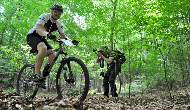 Prawie dwustu cyklistów ścigało się w Puszczy Bukowej w zawodach w kolarstwie górskim. W Gryf Maratonie uczestnicy rywalizowali na dystansach 13, 37 i 74 kilometrów. Fot. Łukasz Szełemej [Radio Szczecin] "To wyzwanie nawet dla zawodowców" [ZDJĘCIA]