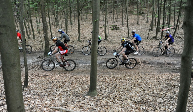 Prawie dwustu cyklistów ścigało się w Puszczy Bukowej w zawodach w kolarstwie górskim. W Gryf Maratonie uczestnicy rywalizowali na dystansach 13, 37 i 74 kilometrów. Fot. Łukasz Szełemej [Radio Szczecin] "To wyzwanie nawet dla zawodowców" [ZDJĘCIA]