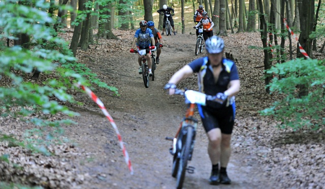 Prawie dwustu cyklistów ścigało się w Puszczy Bukowej w zawodach w kolarstwie górskim. W Gryf Maratonie uczestnicy rywalizowali na dystansach 13, 37 i 74 kilometrów. Fot. Łukasz Szełemej [Radio Szczecin] "To wyzwanie nawet dla zawodowców" [ZDJĘCIA]