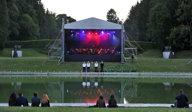 Tym, którzy nie wrócili z morza - jak co roku - zagrała szczecińska Opera na Zamku. Koncert odbył się na Cmentarzu Centralnym, obok fontanny. Fot. Łukasz Szełemej [Radio Szczecin] Wzruszający koncert tym, którzy nie powrócili z morza [ZDJĘCIA]