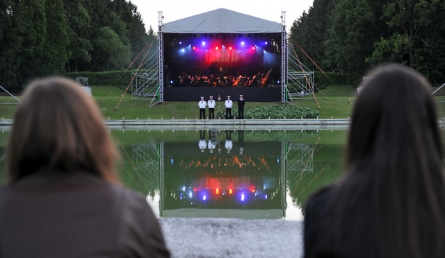 Tym, którzy nie wrócili z morza - jak co roku - zagrała szczecińska Opera na Zamku. Koncert odbył się na Cmentarzu Centralnym, obok fontanny. Fot. Łukasz Szełemej [Radio Szczecin] Wzruszający koncert tym, którzy nie powrócili z morza [ZDJĘCIA]