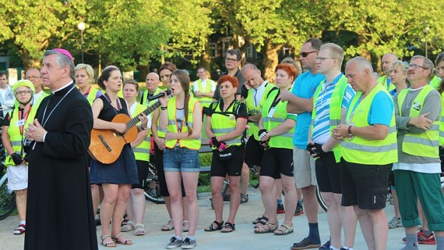 230 osób bierze udział w Szczecińskiej Rowerowej Pielgrzymce na Jasną Górę. Fot. Piotr Kołodziejski [Radio Szczecin] Jedni wybrali kapłaństwo, inni założyli rodziny. Na rowerach z modlitwą na Jasną Górę [ZDJĘCIA]