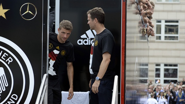 Od lewej: pomocnik reprezentacji Thomas Mueller i dyrektor reprezentacji Oliver Bierhoff. Fot. Tomasz Chaciński [Radio Szczecin] Piłkarze już w domu. Berlin wita mistrzów świata [WIDEO, DUŻO ZDJĘĆ]
