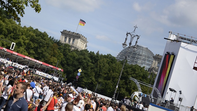 Tłumy berlińczyków i turystów witają mistrzów świata w piłce nożnej. Fot. Tomasz Chaciński [Radio Szczecin] Piłkarze już w domu. Berlin wita mistrzów świata [WIDEO, DUŻO ZDJĘĆ]
